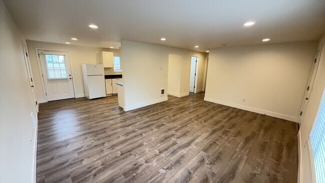 Foto del edificio - Cozy upgraded 2 bedroom duplex w/ attached 1 car garage in Lakewood available now!