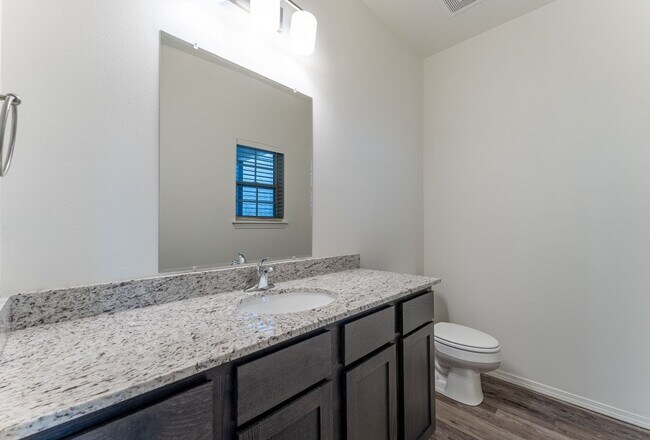 Building Photo - 4/4.5 Townhome!!