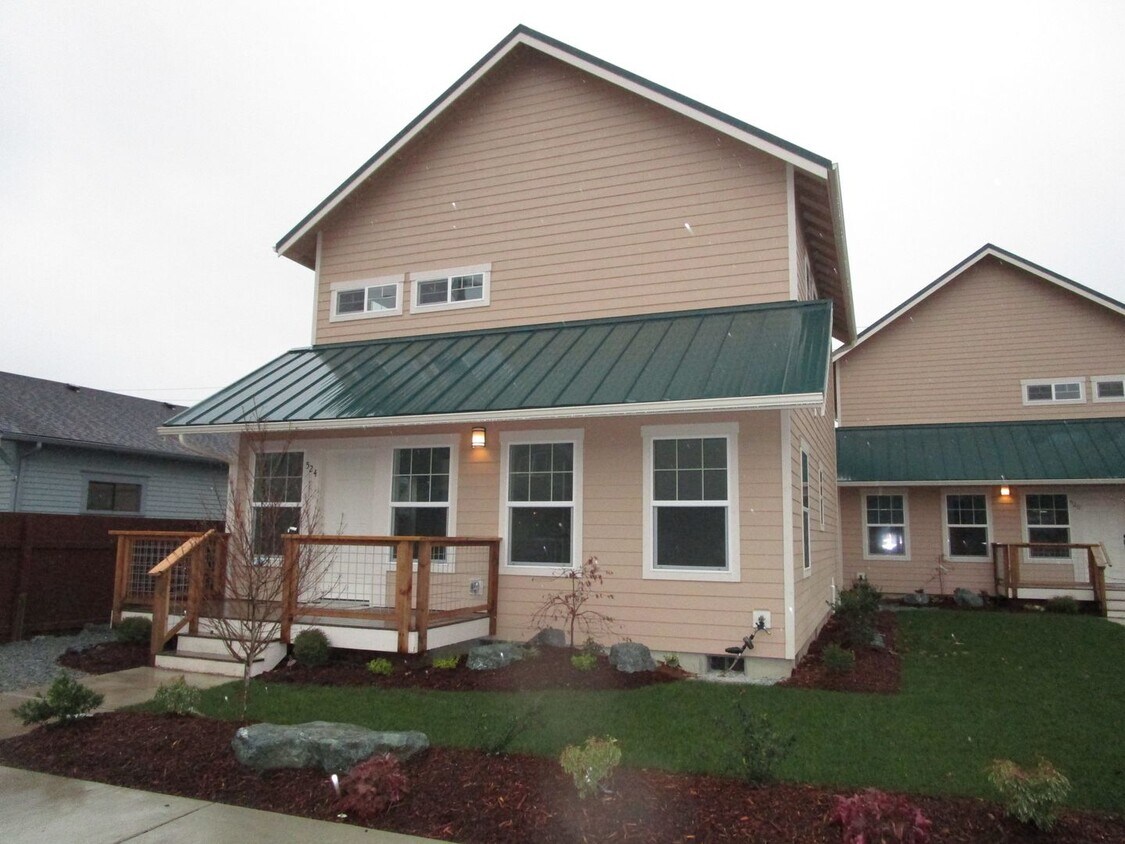 Primary Photo - 524 E Hazel Ave