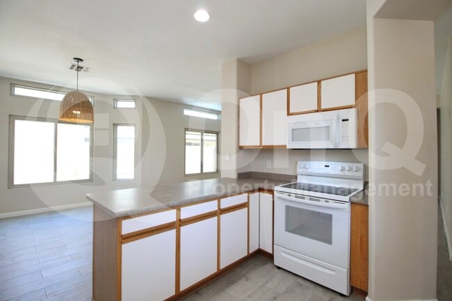 Building Photo - 440 S Val Vista Dr