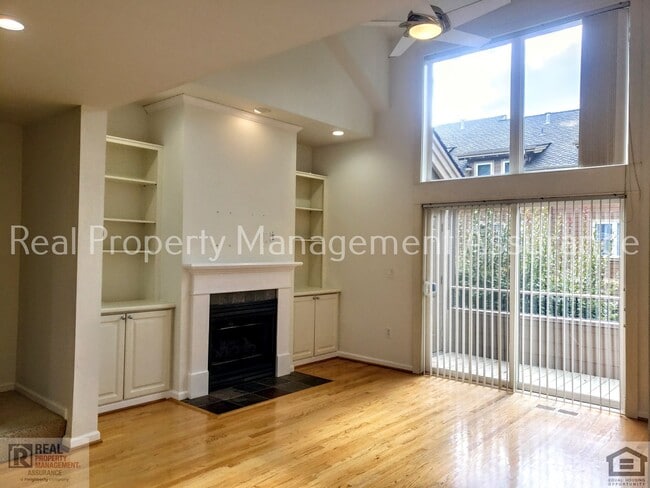 Building Photo - Charming 3BR/2BA End Unit Townhome-Now Available!!