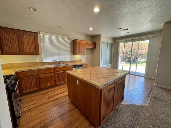 Foto del edificio - Beautiful 4 Bedroom / 3 Bath Lakes Discove...