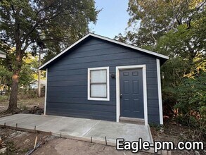 Building Photo - 712 Coyne Ave