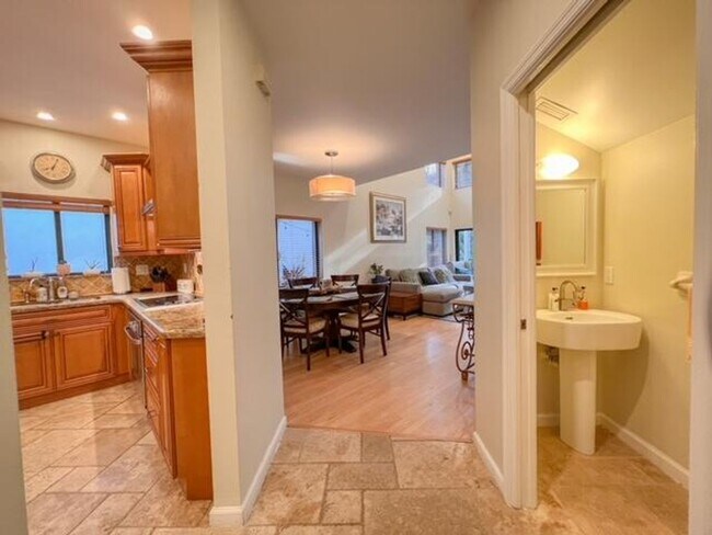 Building Photo - 5500 Fox Hollow Dr