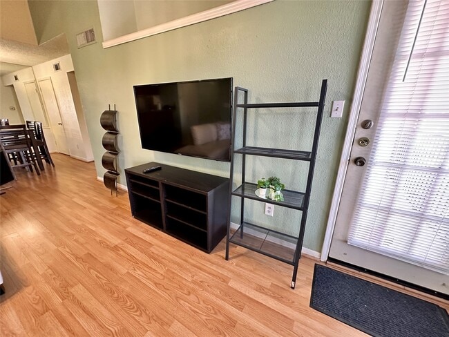 Building Photo - 2121 Hepburn St