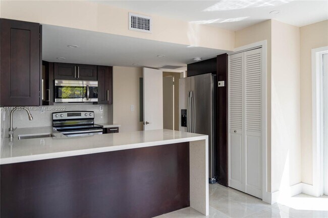Building Photo - 6476 Miami Lakes Dr
