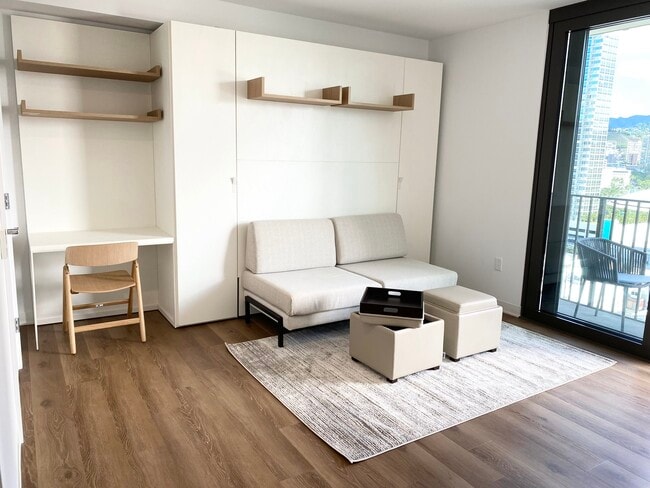 Building Photo - 987 Queen St