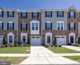 Building Photo - 71 Village Green Ln