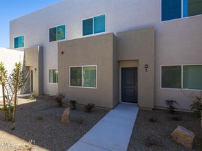 Building Photo - 2842 E Tracy Ln