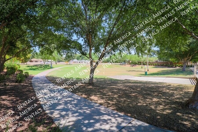 Building Photo - 10606 W La Reata Ave