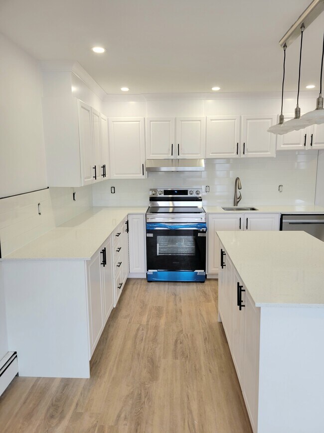 Building Photo - 214 Manchester Av