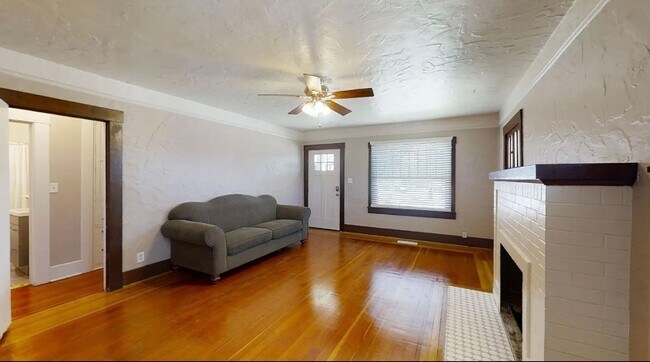 Foto del edificio - Charming four-bedroom home one block from UNR