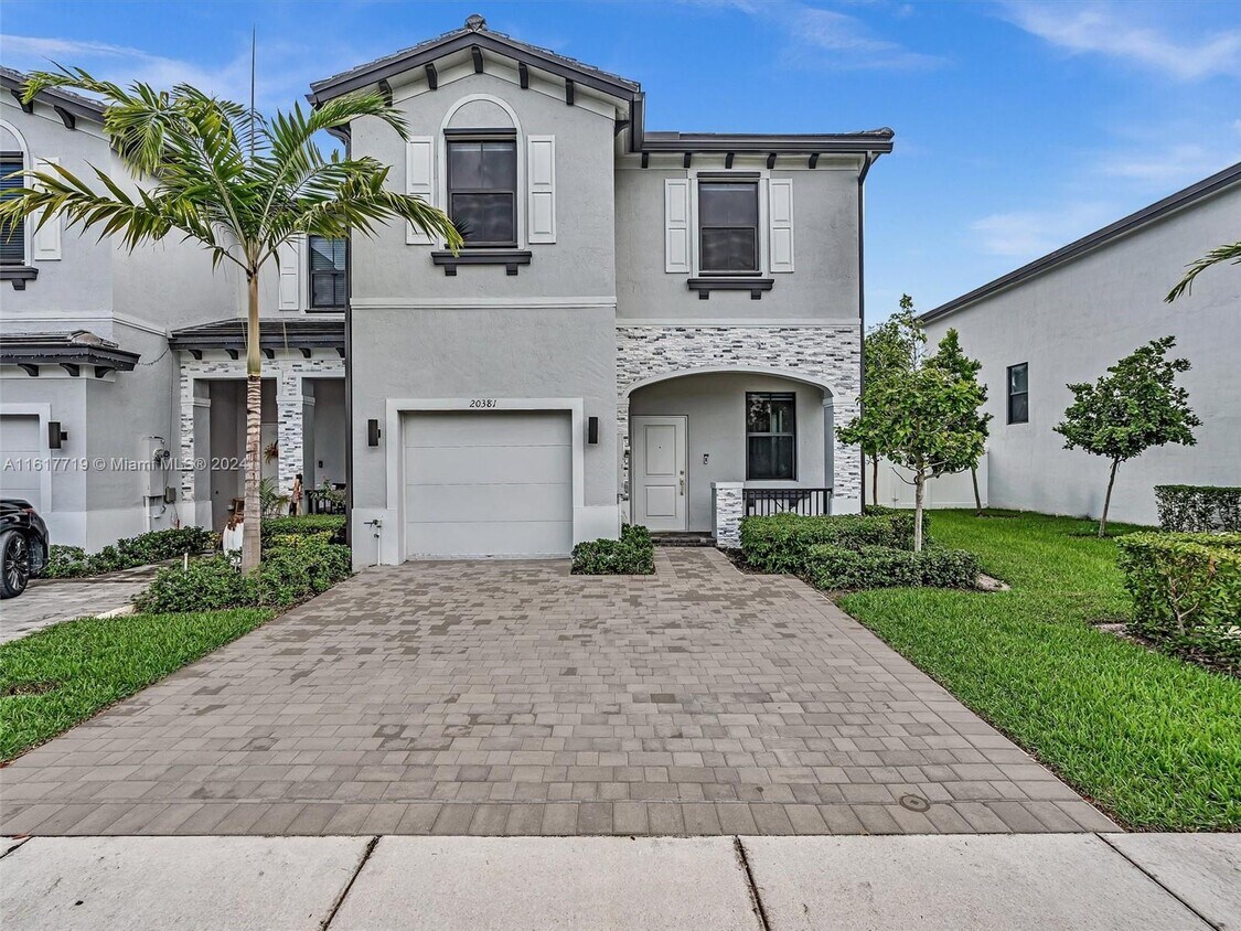 Foto principal - 20381 NW 4th Ct