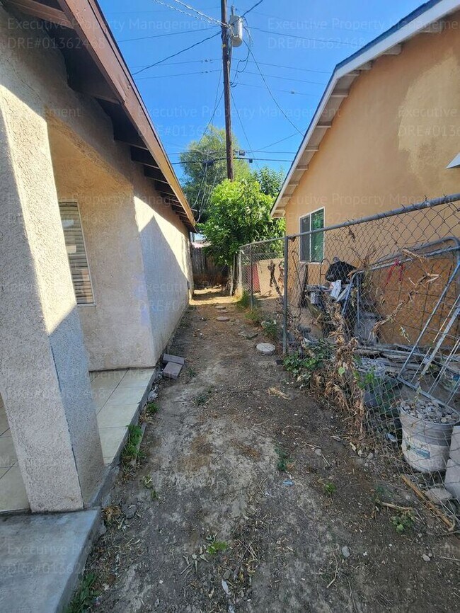 Building Photo - 2 bedroom 1 bath back house