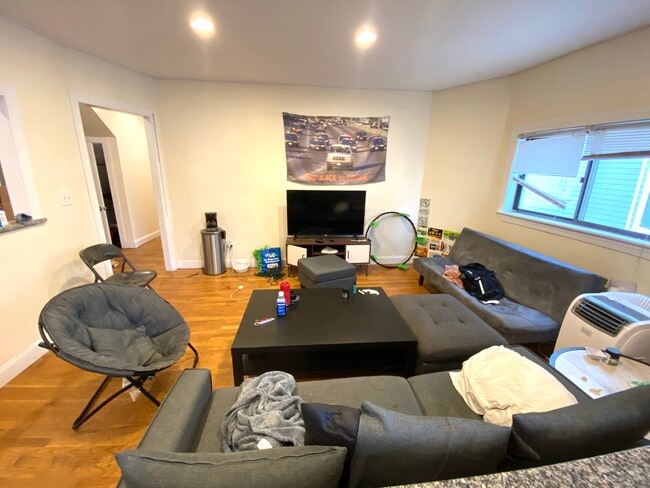 Building Photo - 72 Ashford St