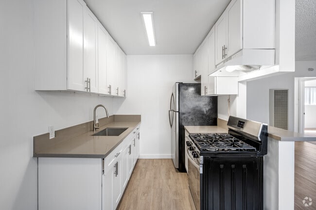 2BR, 1BA - 725SF - Kitchen - 3932 Sepulveda Blvd