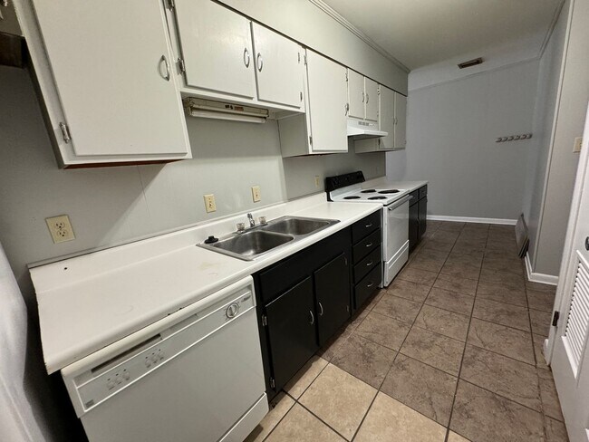 Foto del edificio - 643 W Matthews Ave