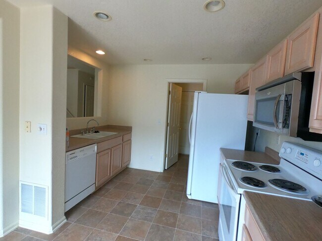 Foto del edificio - Available Now. Charming 3 Bedroom 2.5 Bath...