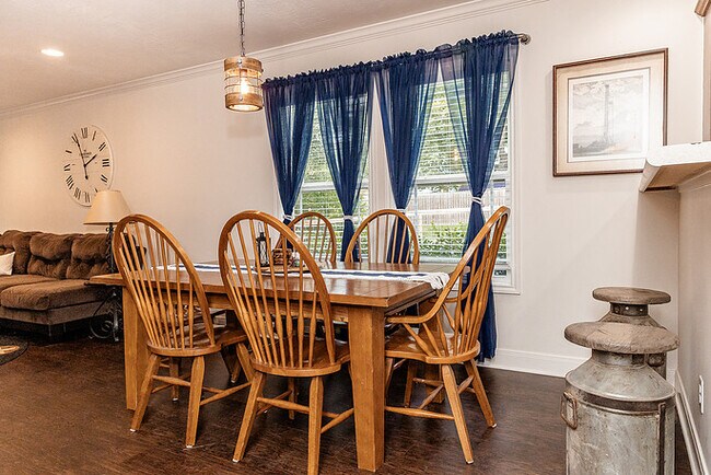 Comedor con capacidad para 8 personas. - 1004 Pecan St