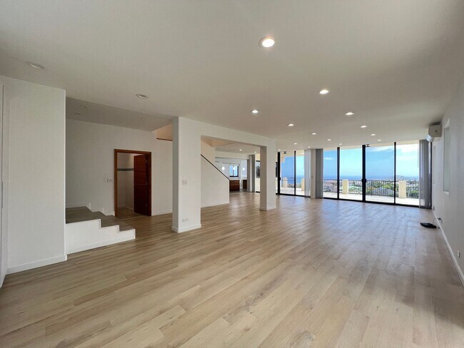 Foto del edificio - Waialae Iki | Nearly 5,000 Sq. Ft. with Breathtaking Ocean Views