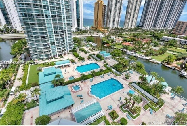 Foto del edificio - 16500 Collins Ave