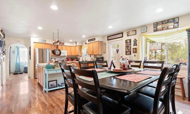 Foto del edificio - 5 bedroom Home on half acre in Palmer! Fantastic location, close to everything, great commute loc...