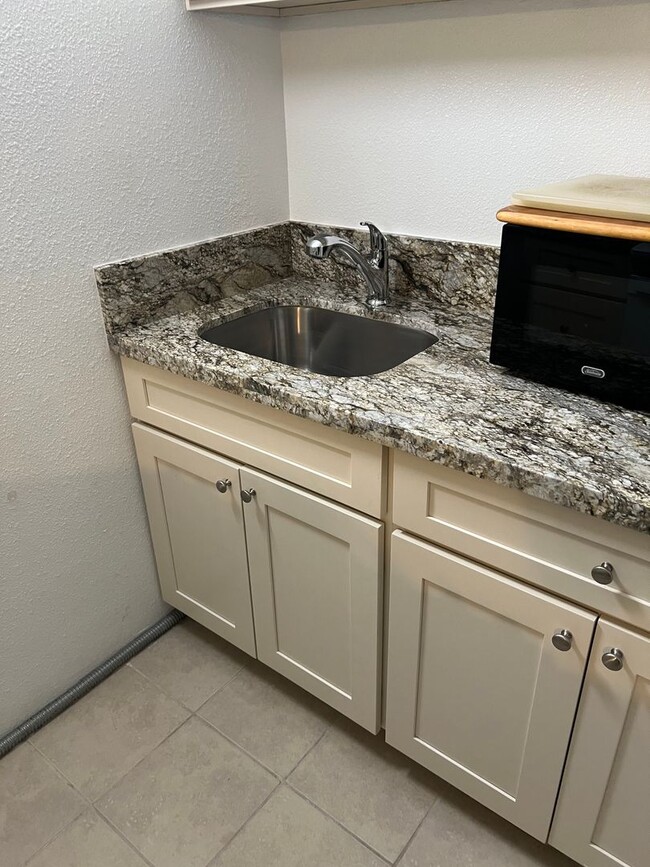 Building Photo - Napili Ridge, 1 bed, partially furnished, ...