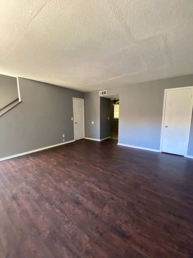 Foto del edificio - 2 Bedroom 1.5 Bath Apt at the Monterey Square Apts NW OKC