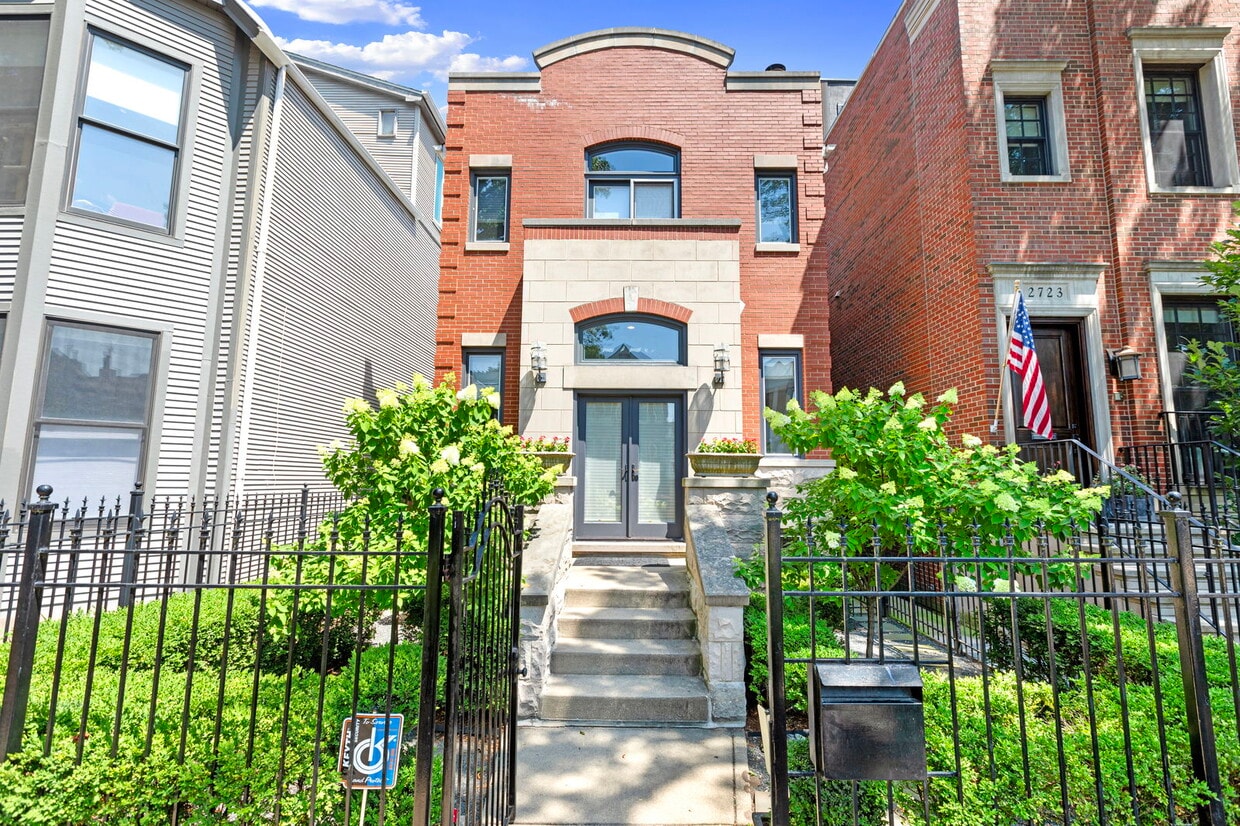 Photo - 2725 North Magnolia Avenue, Chicago, IL 60614 - 4 BR 3.5 BA house