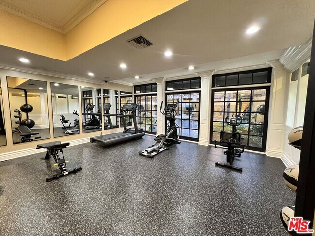 Building Photo - 435 N Oakhurst Dr