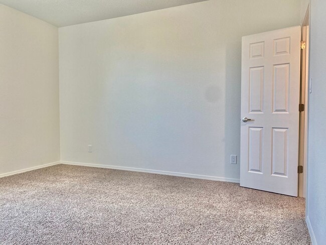 Building Photo - North Valley Townhouse