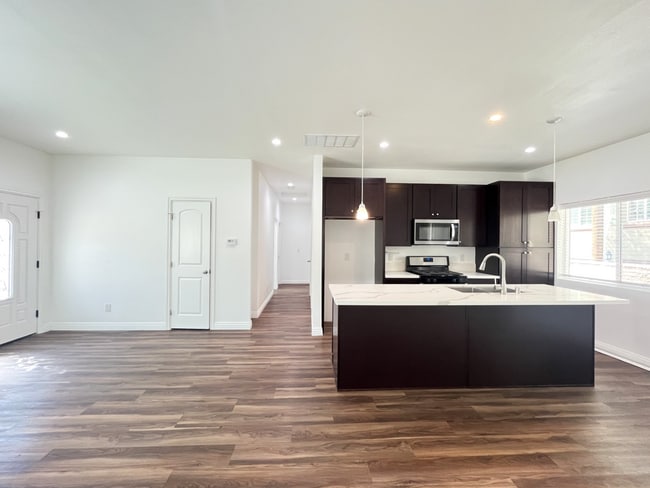 Building Photo - 1057 Circle City Dr