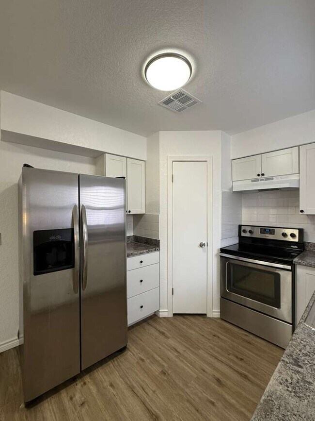 Foto del edificio - 5222 Tom Stafford Dr