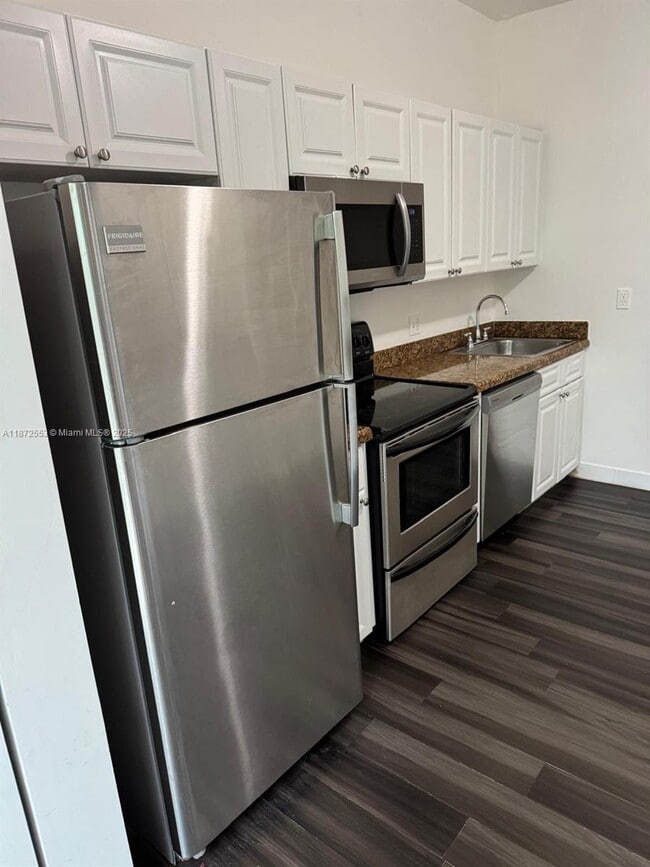 Building Photo - 954 SW 36th Ct