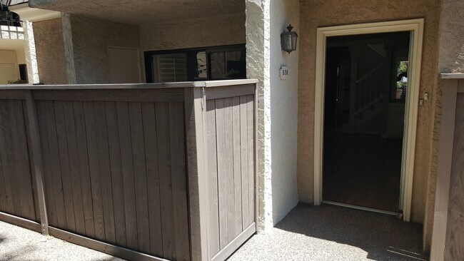 Puerta principal/Patio delantero cerrado - 638 Wilcox Ave