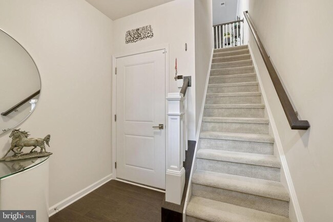 Building Photo - 23275 Milltown Knoll Square