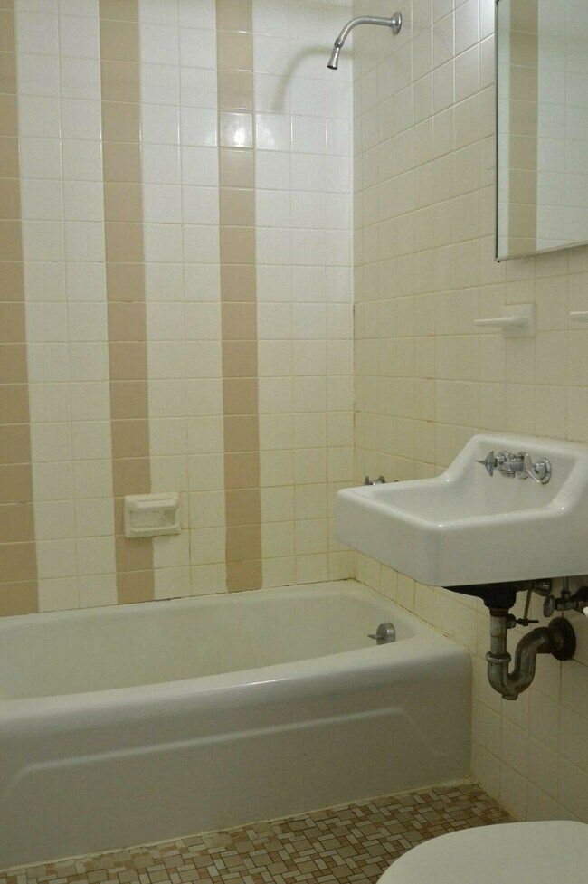 Foto del edificio - 164 N Beacon St