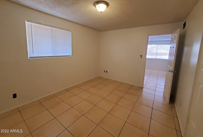 Building Photo - 1519 W Desert Cove Ave