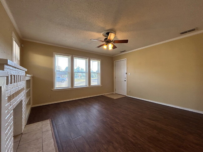 Building Photo - Cozy 2-Bedroom Home Available for Winter 2025 Move-In