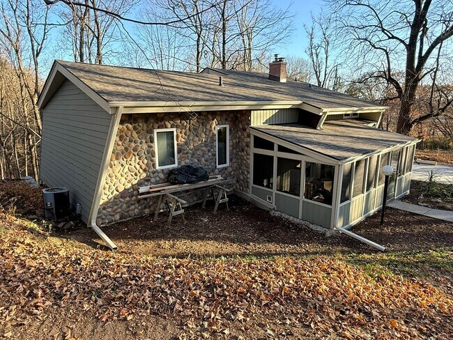 Foto del edificio - 3 Bed 2.5 Bath Home for Rent, 3.25 Wooded Acres, Oconomowoc Area Schools