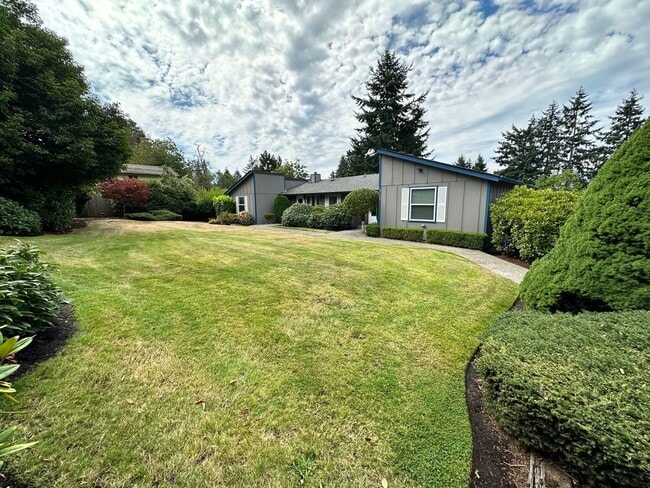 Building Photo - Beautiful well Maintained Duplex for rent