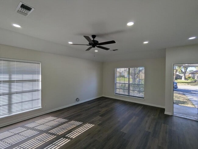 Building Photo - 210 Stone Gate Dr