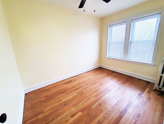 Foto del edificio - 3056 W Irving Park Rd