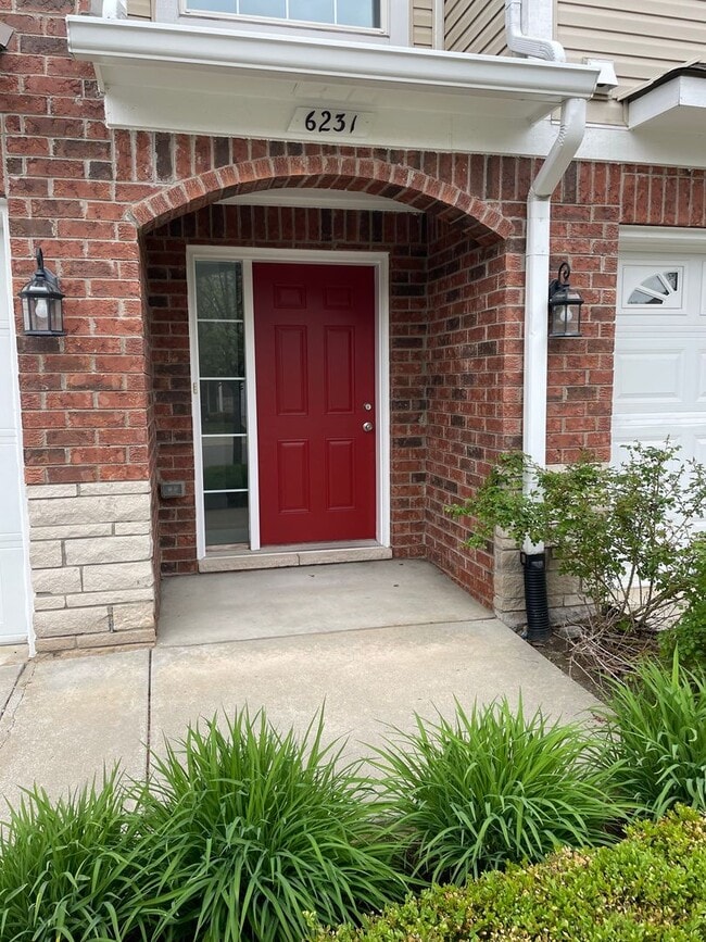 Building Photo - 3 Bedroom, 2 1/2 Bath, Townhouse w/ 2-Car ...