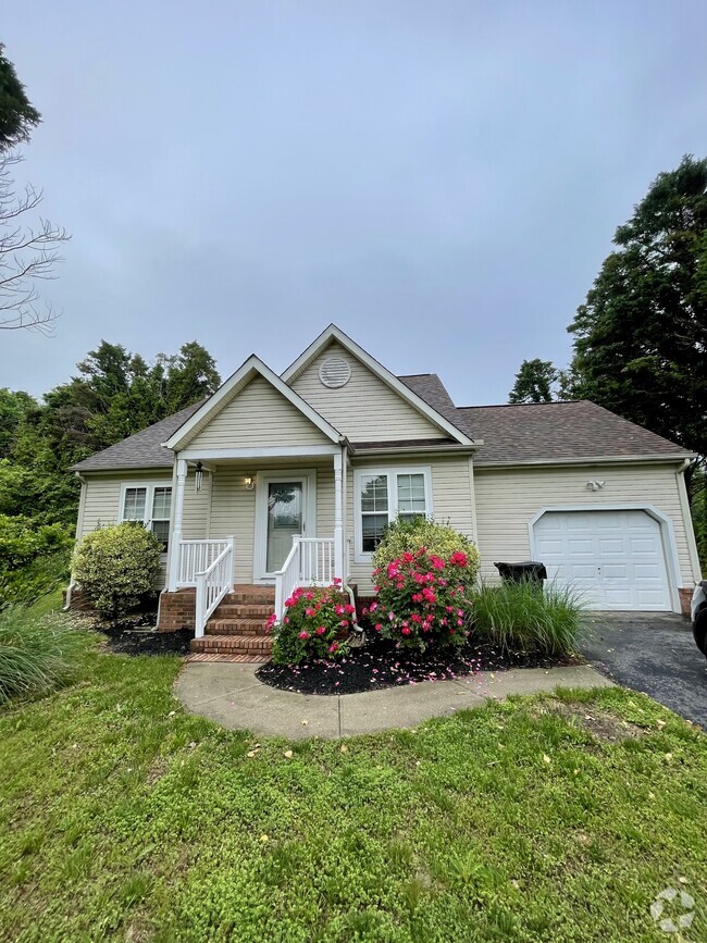 Building Photo - 805 Upland Dr