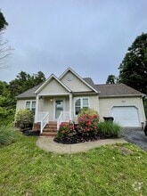 Building Photo - 805 Upland Dr
