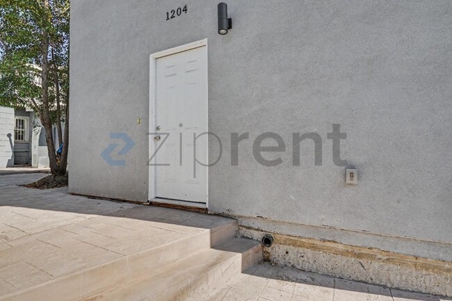 Building Photo - Unit
