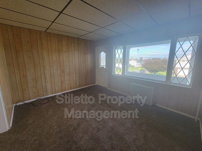 Building Photo - 1002 Kosciuszko St