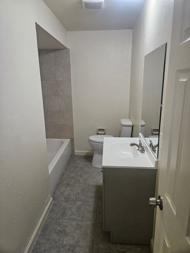 Foto del edificio - 2/2 DUPLEX  WITH CARPORT