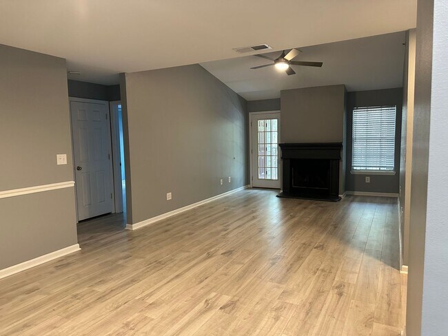 Foto del edificio - Gorgeous 2 bed/2 bath located in gated community!